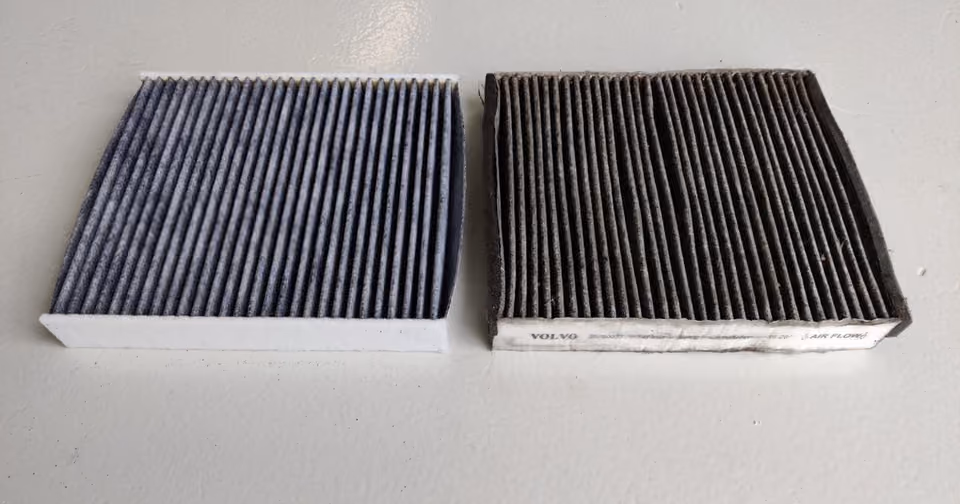 Twee interieurfilters met actieve kool naast elkaar