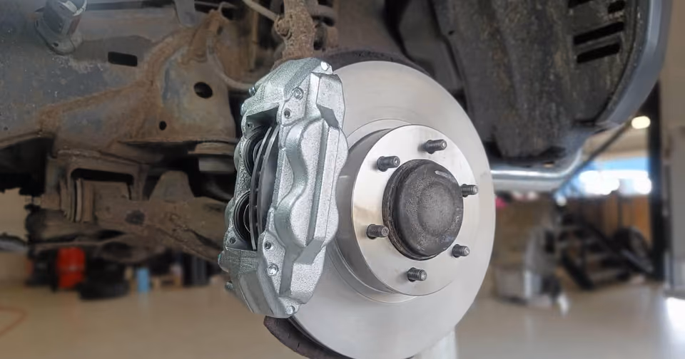 Remschijf en remklauw van een opgekrikte auto zonder wiel